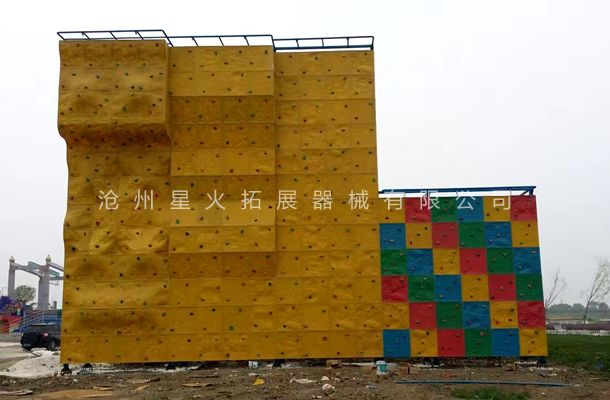 青少年經(jīng)常參加戶外攀巖墻攀巖運(yùn)動(dòng)能夠鍛煉意志力和身體