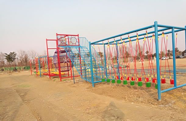 怎么才能讓青少年擺脫手機(jī)游戲，戶外拓展訓(xùn)練器材有妙招