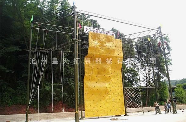 附高空拓展架攀巖墻