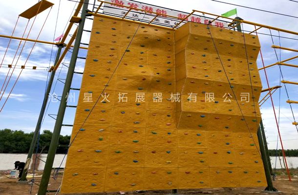 附高空拓展架攀巖墻