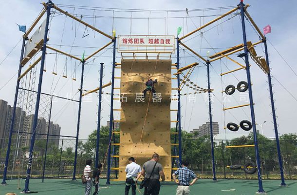 附高空拓展架攀巖墻