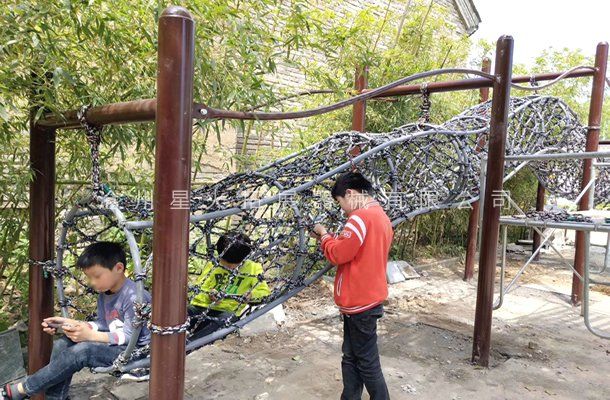 龍形爬網(wǎng)-青少年訓練器材廠家-戶外拓展體能樂園