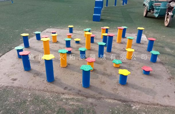 梅花樁-青少年戶外拓展訓(xùn)練器材-青少年探險樂園拓展器材
