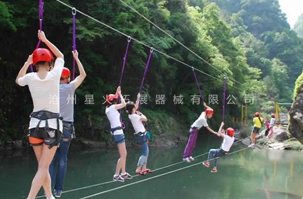 水上拓展樂園設(shè)施