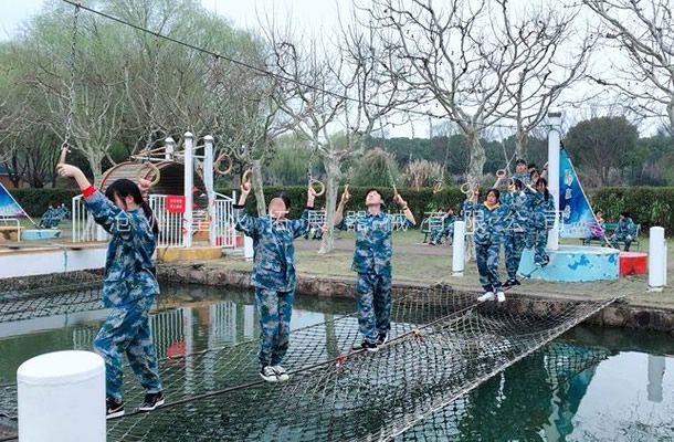水上叢林繩橋-水上拓展樂園設(shè)施-水上拓展設(shè)備