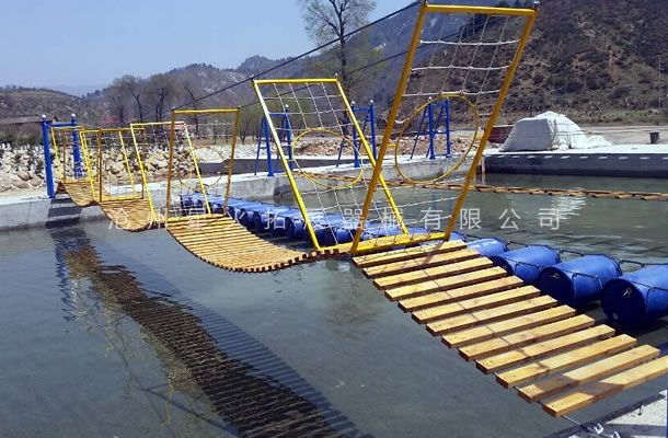 水上波浪橋-水上拓展訓(xùn)練器材-兒童水上拓展
