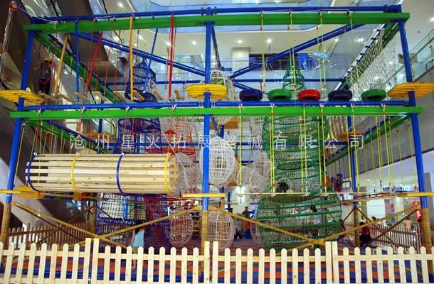 兒童在游玩室外拓展樂園