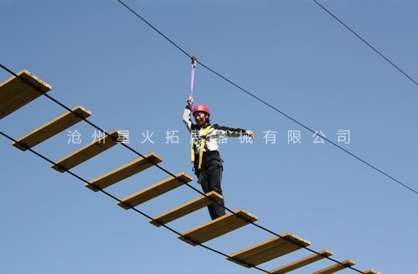 高空拓展器材，高空拓展訓(xùn)練架