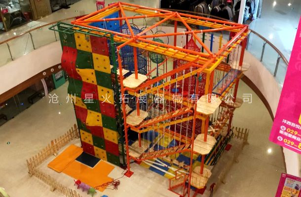 四川省綿陽(yáng)市萬(wàn)達(dá)商場(chǎng)中庭兒童網(wǎng)繩拓展樂(lè)園項(xiàng)目完工。