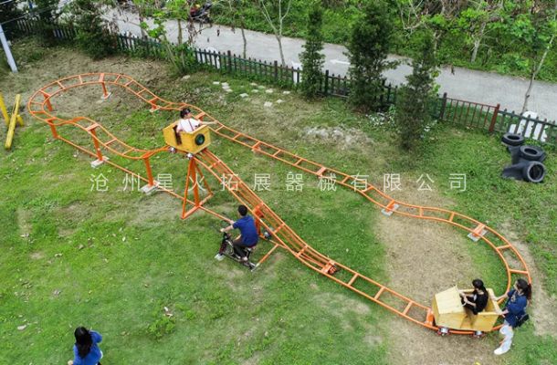 親子樂園腳踏過山車安裝，網(wǎng)紅坑爹過山車游樂設(shè)備