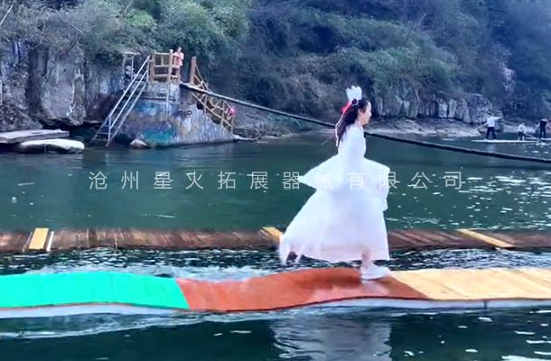 網(wǎng)紅水上浮橋-水上跑木板橋-景區(qū)水上趣味橋設(shè)備生產(chǎn)廠家